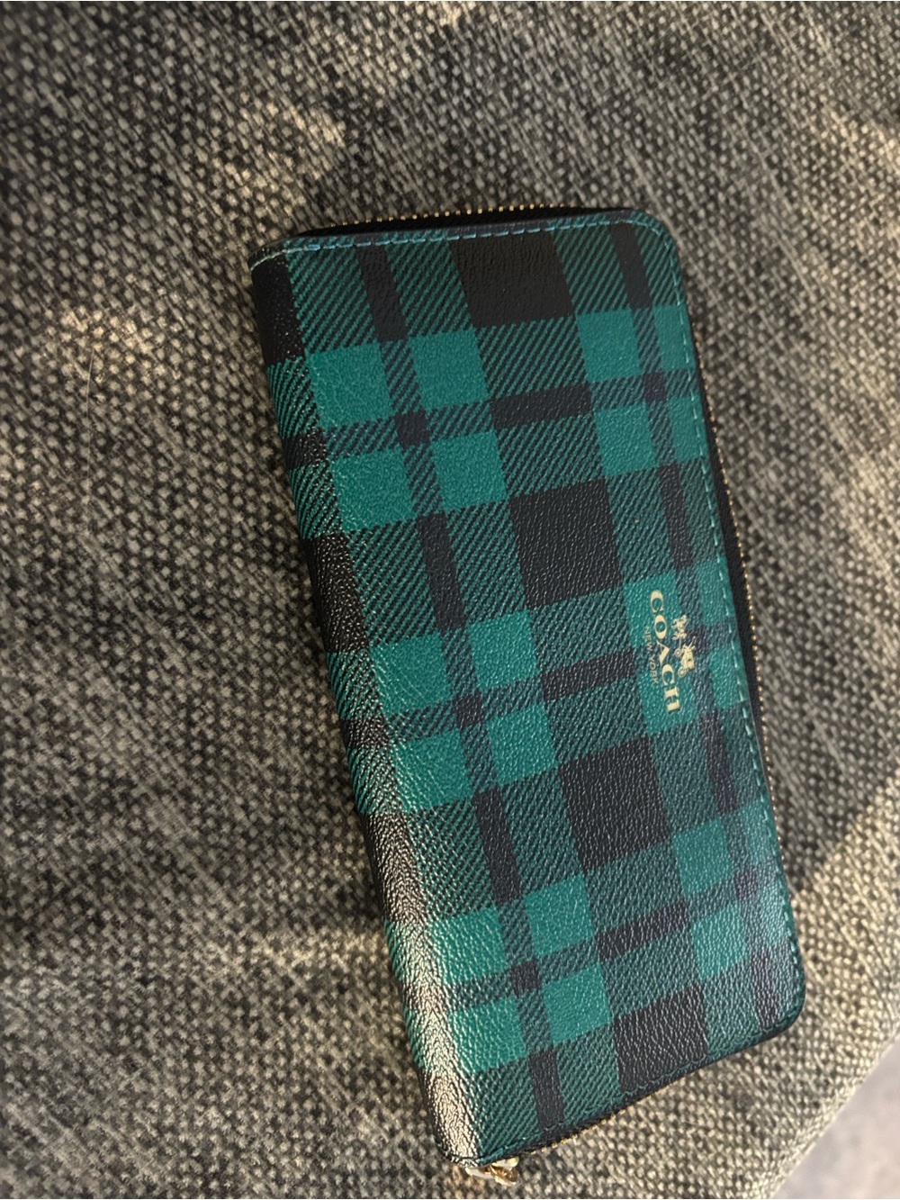 COACH woman, wallet Green and Black Plaid Zip-Around Card Holder